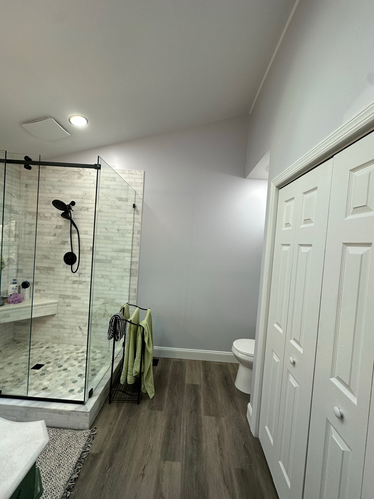 Bathroom Greenvanity Skylight - Photo 2