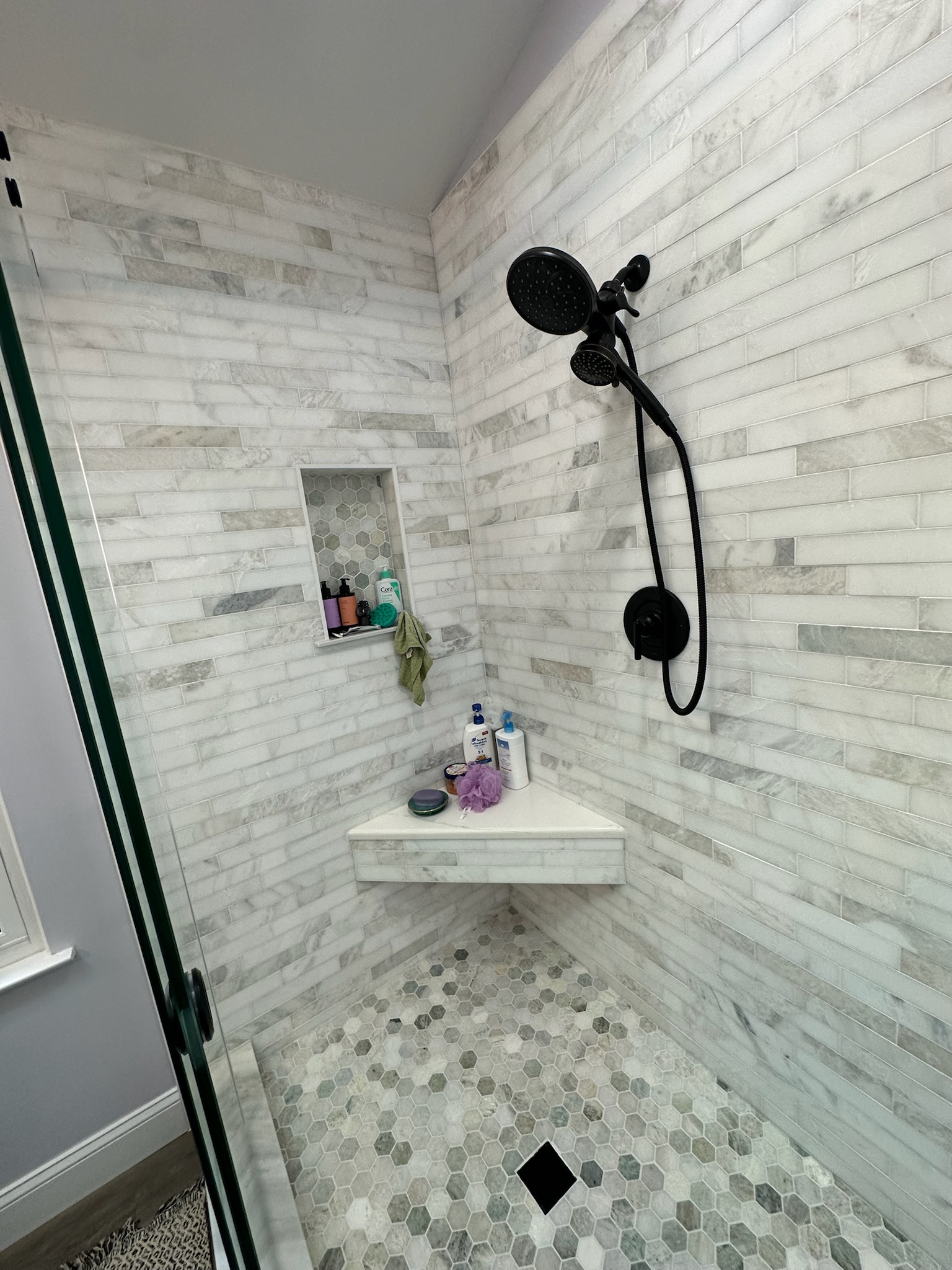 Bathroom Greenvanity Skylight - Photo 3