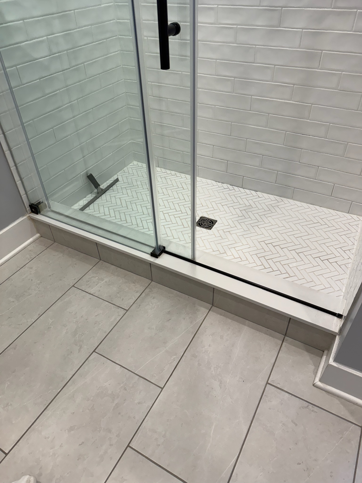 Bathroom Herringbone - Photo 8