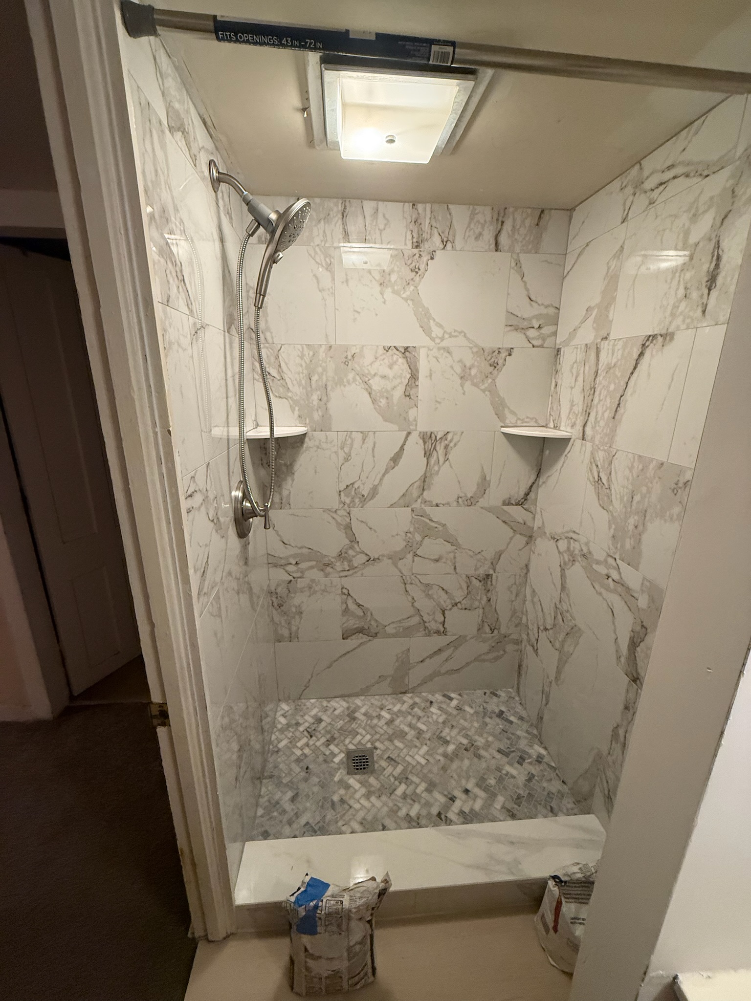 Bathroom Marble Walkin - Photo 4