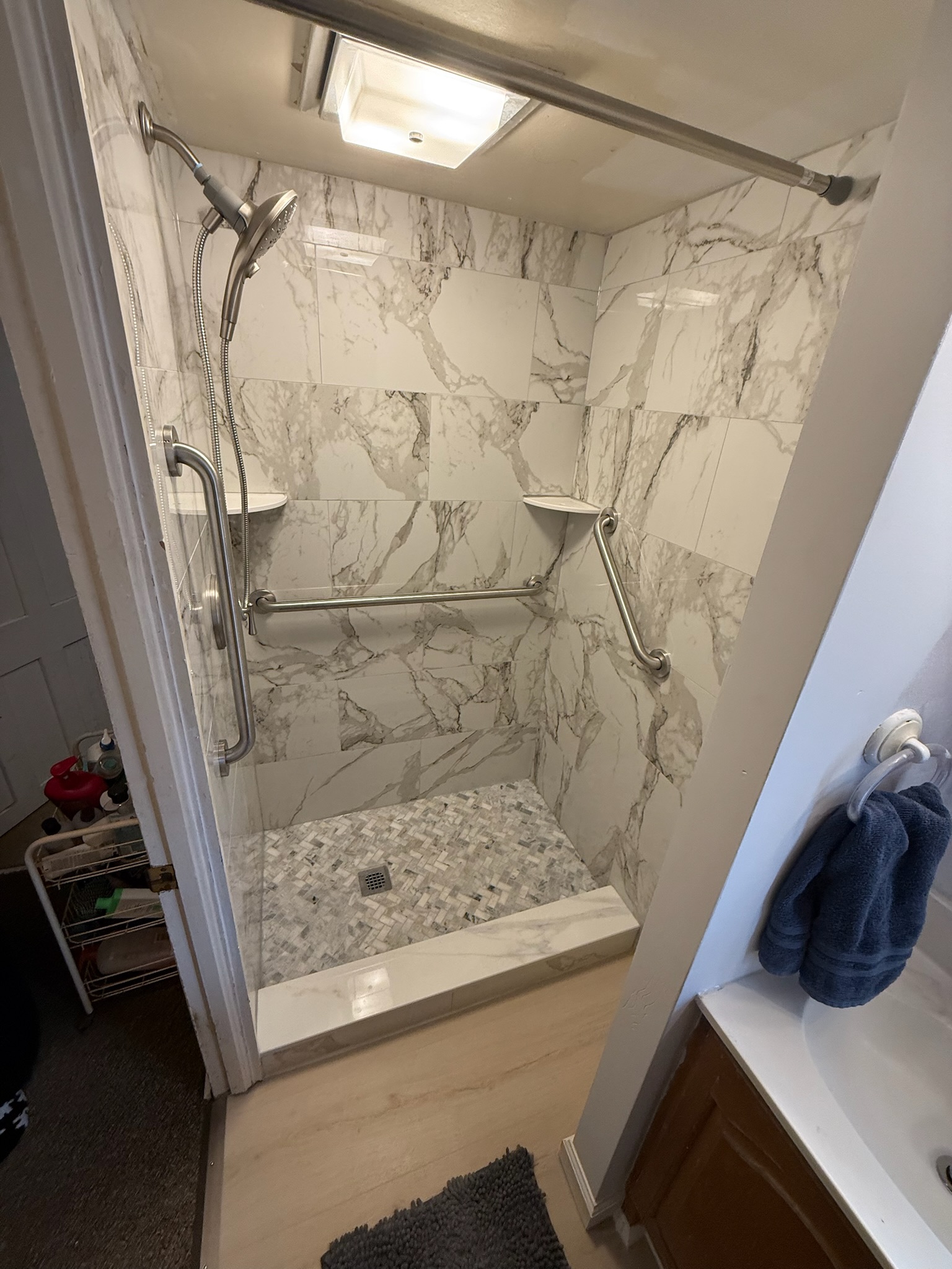 Bathroom Marble Walkin - Photo 10