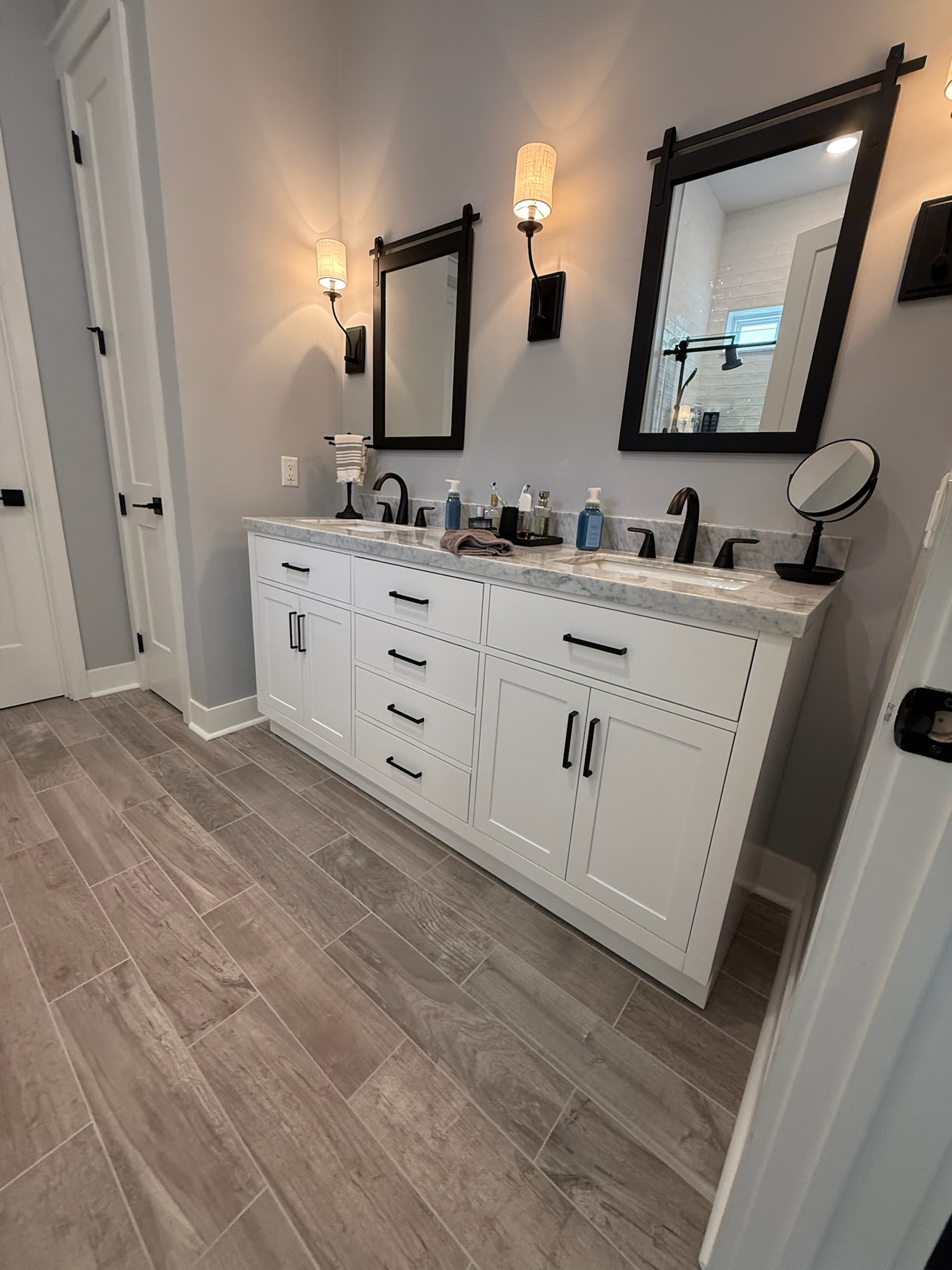 Bathroom Modern Woodfloor - Photo 2