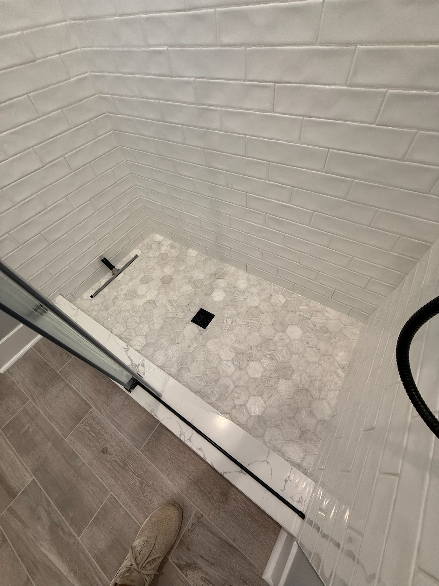 Bathroom Modern Woodfloor - Photo 4