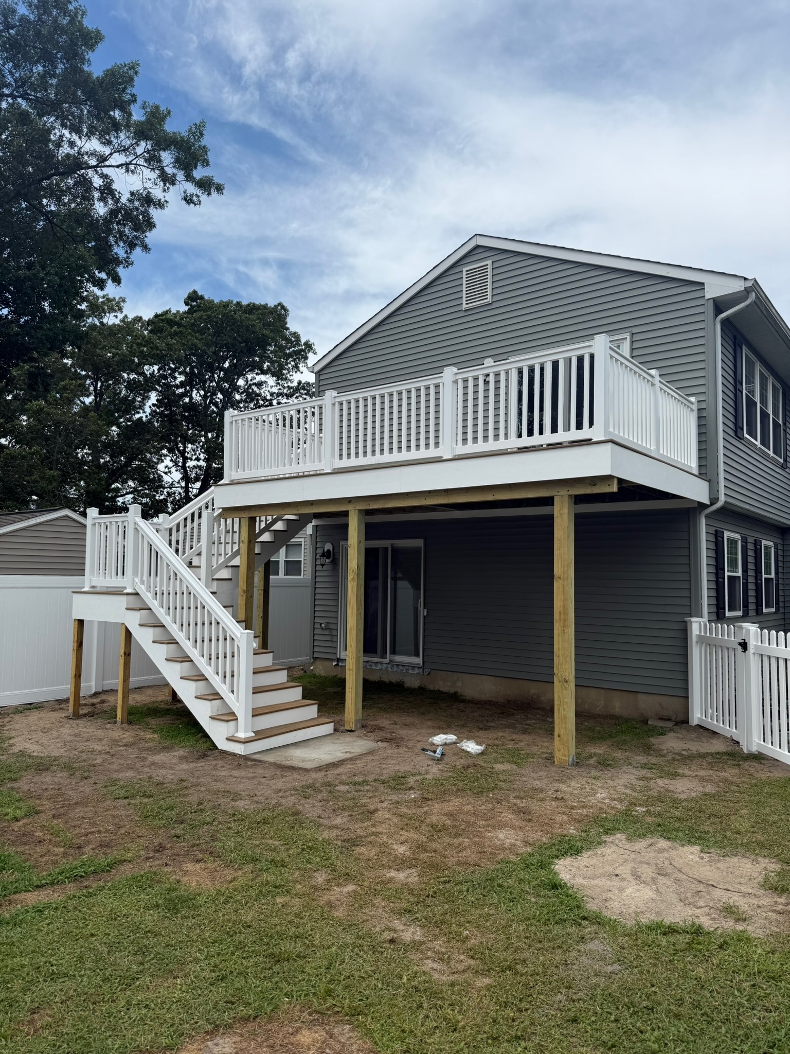 Deck Twostory Whiterailing - Photo 3